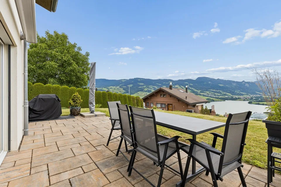 Élégante villa avec vue imprenable sur le lac et les montagnes