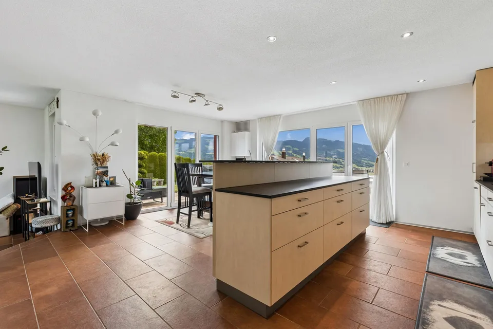 Élégante villa avec vue imprenable sur le lac et les montagnes