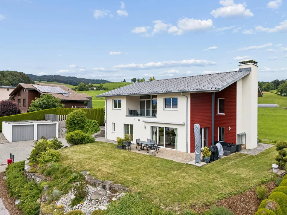 Élégante villa avec vue imprenable sur le lac et les montagnes