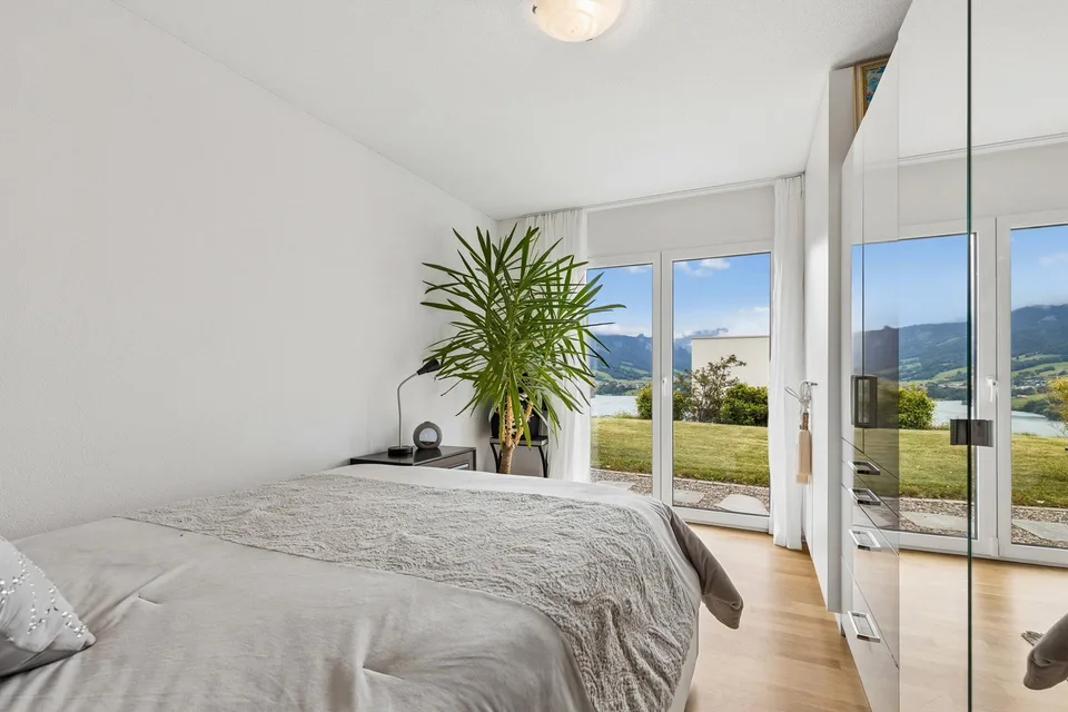 Élégante villa avec vue imprenable sur le lac et les montagnes