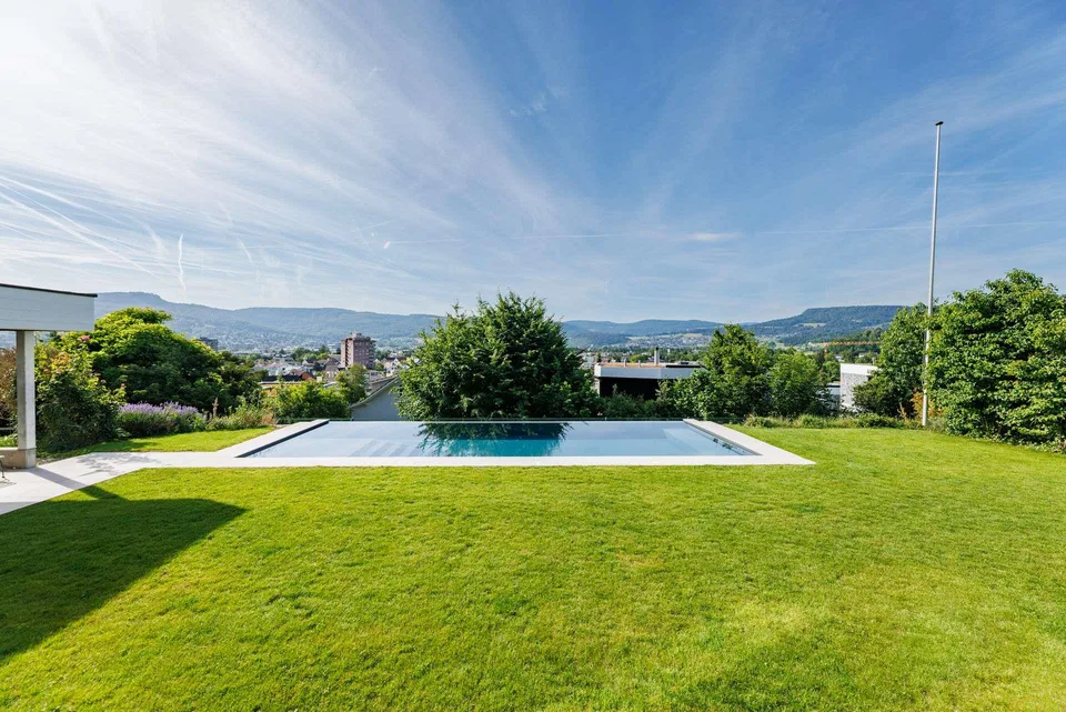 Exklusive 7‑Zi.-Villa mit Infinitypool und 2-Zi. Einliegerwohung