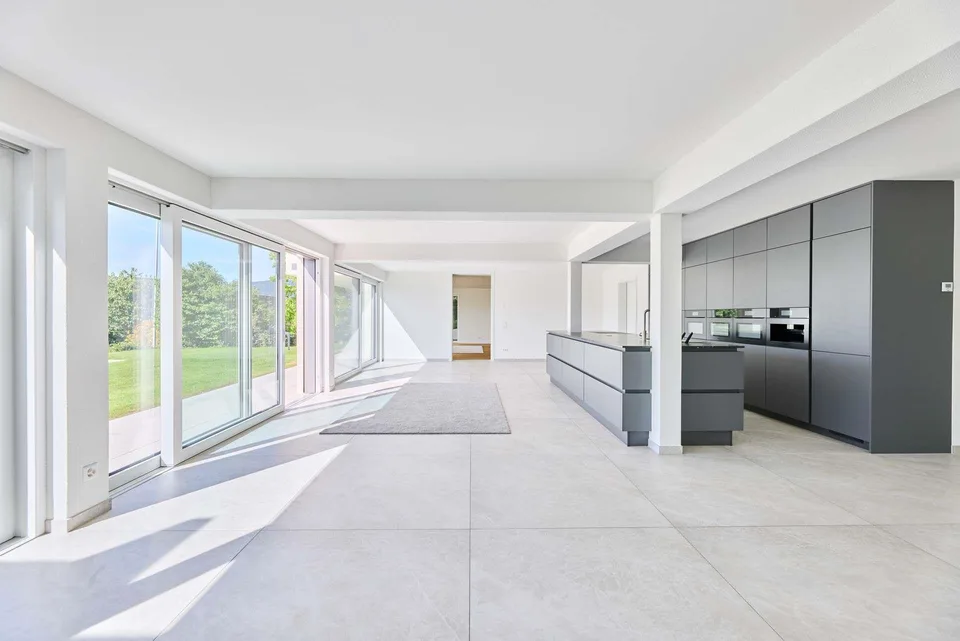 Exklusive 7‑Zi.-Villa mit Infinitypool und 2-Zi. Einliegerwohung