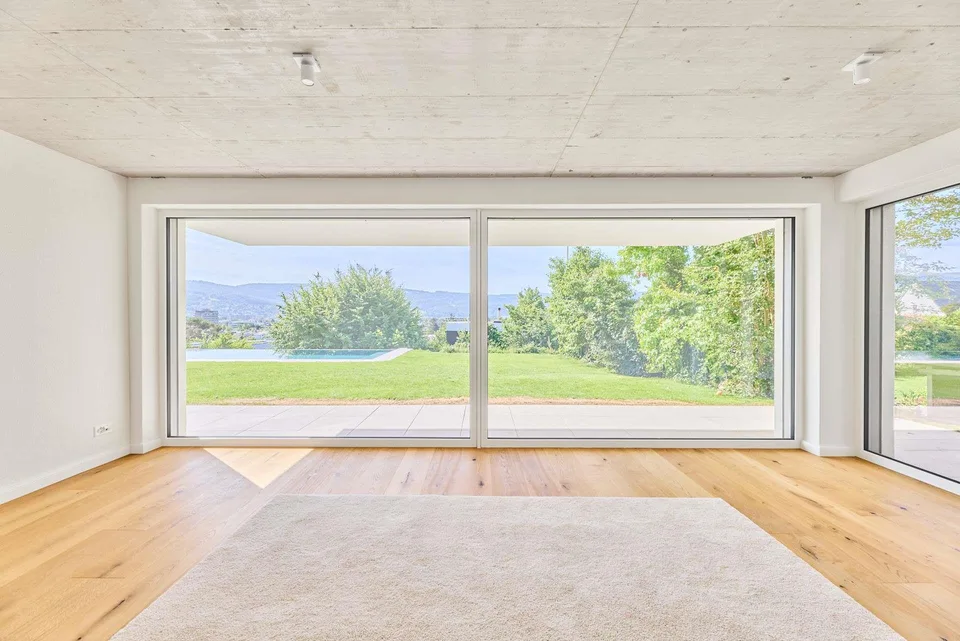Exklusive 7‑Zi.-Villa mit Infinitypool und 2-Zi. Einliegerwohung
