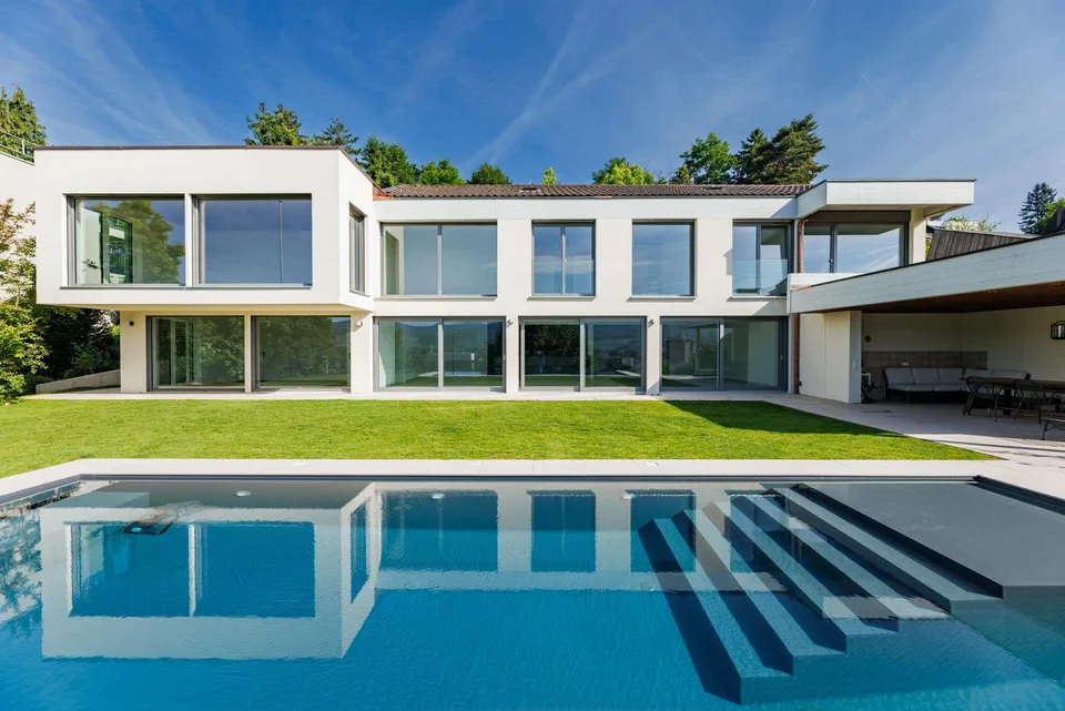 Exklusive 7‑Zi.-Villa mit Infinitypool und 2-Zi. Einliegerwohung