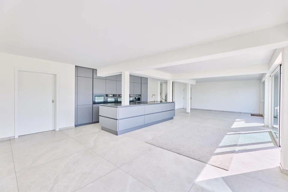 Exklusive 7‑Zi.-Villa mit Infinitypool und 2-Zi. Einliegerwohung