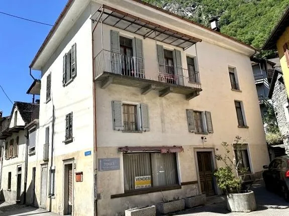 2-Familienhaus im Dorfkern mit Rustico zum Ausbauen   /    casa con...