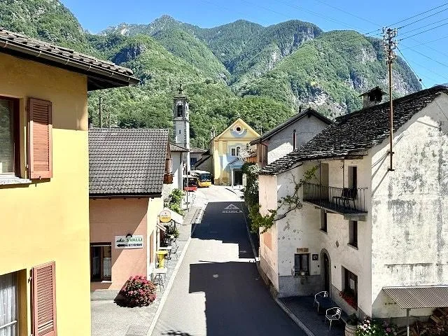2-Familienhaus im Dorfkern mit Rustico zum Ausbauen / casa con... – Foto 9 von 18
