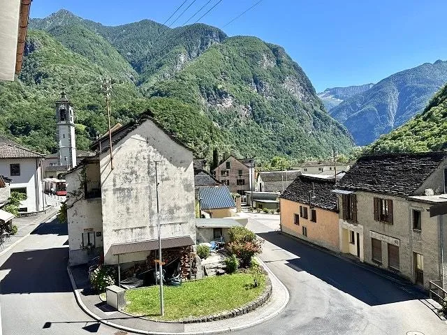 2-Familienhaus im Dorfkern mit Rustico zum Ausbauen   /    casa con...
