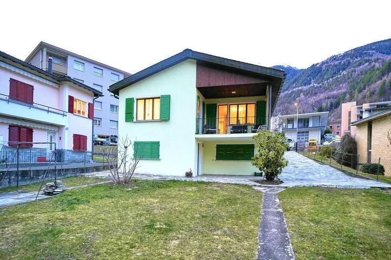 2-Familienhaus mit 3 + 4 Zimmer-Wohnung mit grossem Garten / casa b...