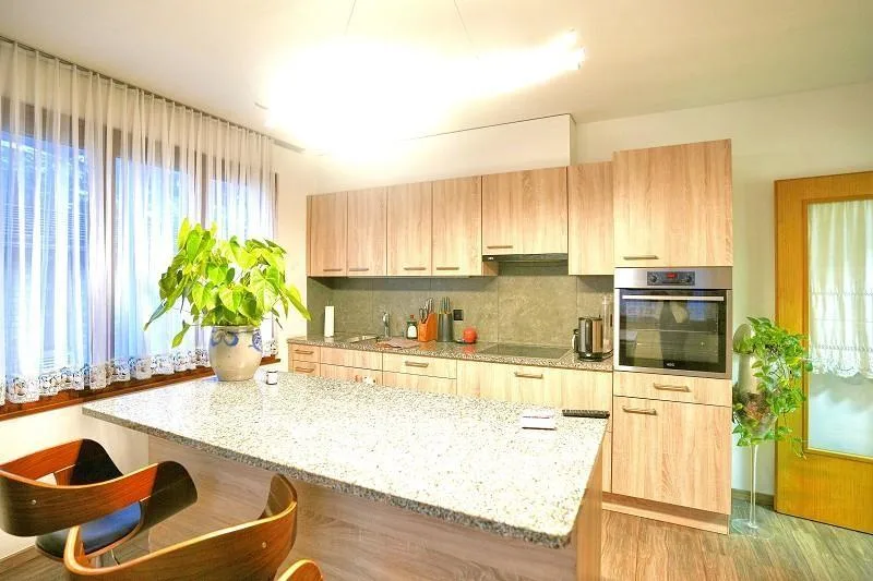 2-Familienhaus mit 3 + 4 Zimmer-Wohnung mit grossem Garten / casa b...