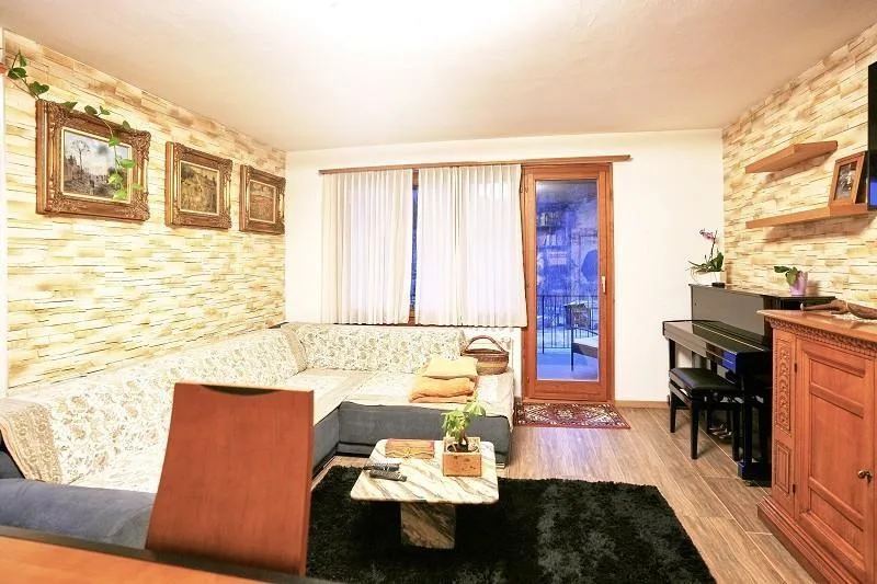 2-Familienhaus mit 3 + 4 Zimmer-Wohnung mit grossem Garten / casa b...