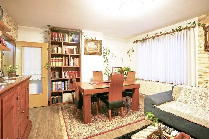2-Familienhaus mit 3 + 4 Zimmer-Wohnung mit grossem Garten / casa b...
