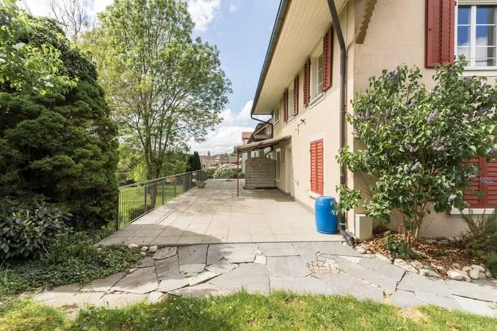 FLÄCHENGROSSES EINFAMILIENHAUS IM DORFZENTRUM