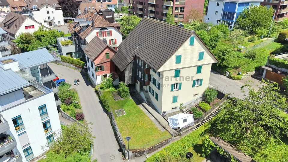 SPANNENDES MEHRFAMILIENHAUS MIT ENTWICKLUNGSPOTENZIAL