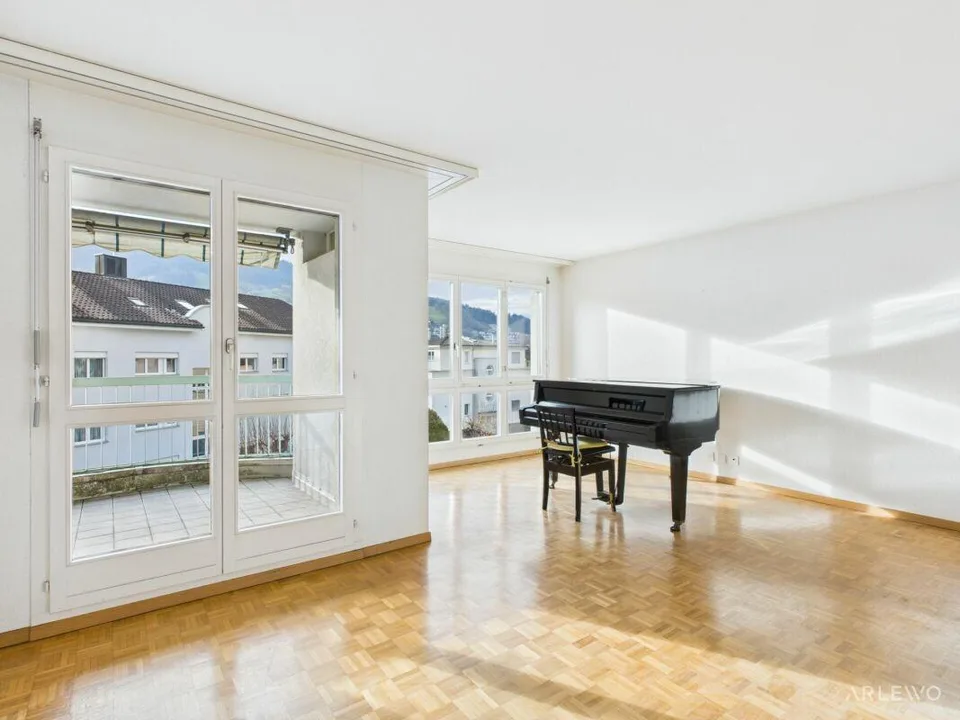 Ein Zuhause mit sonniger Wohnatmosphäre und Pilatusblick