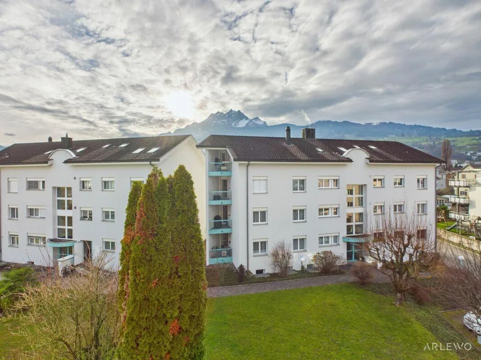 Ein Zuhause mit sonniger Wohnatmosphäre und Pilatusblick