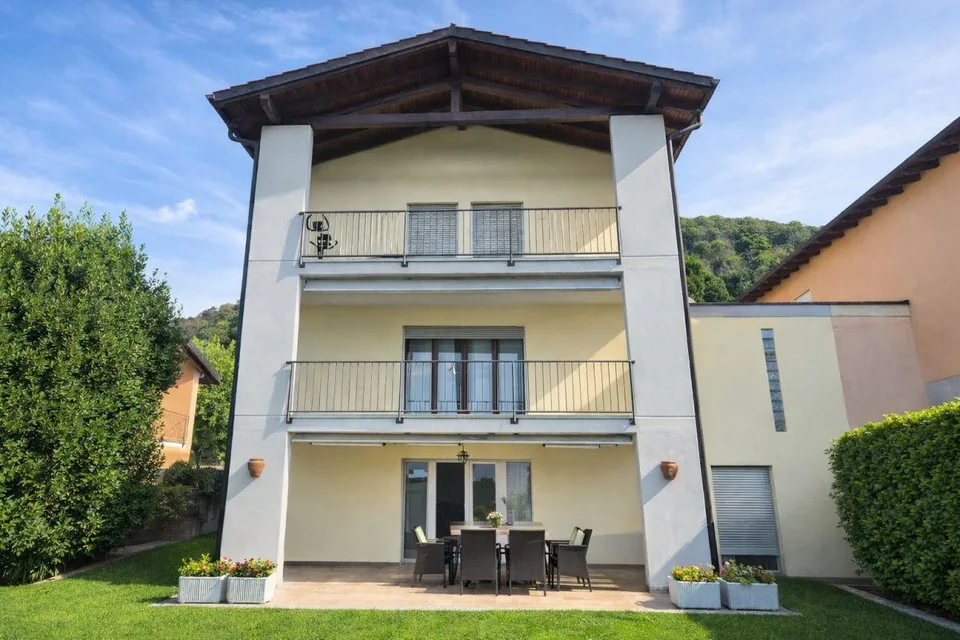 Casa gemella uni-bifamiliare con giardino e vista