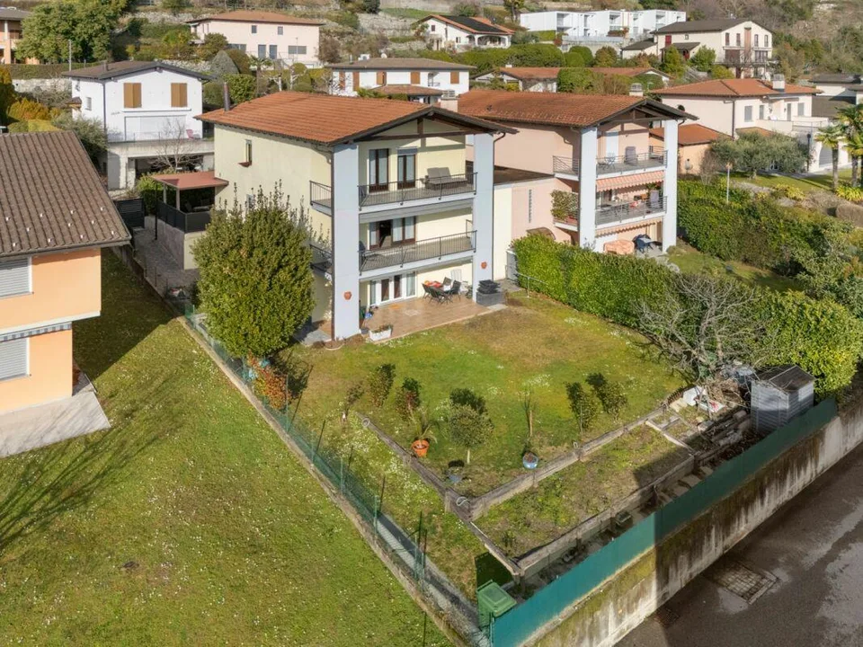 Casa gemella uni-bifamiliare con giardino e vista