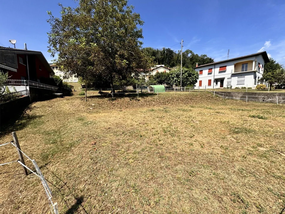 TERRENO PIANEGGIANTE DI 906 MQ CON LICENZA APPROVATA AD ARZO