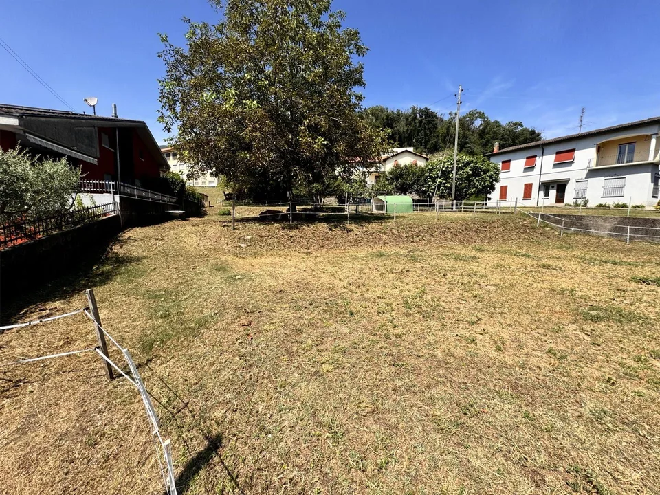 TERRENO PIANEGGIANTE DI 906 MQ CON LICENZA APPROVATA AD ARZO