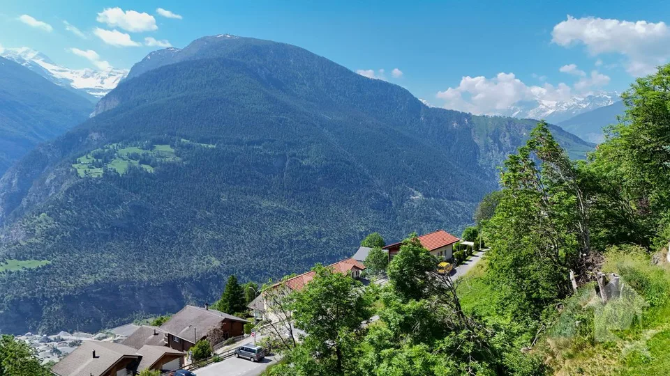Terrain de construction ensoleillé pour maison avec 2 appartements