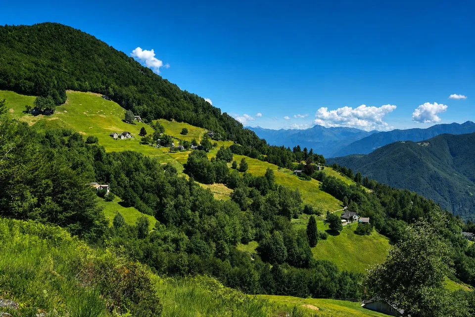 MONTI DI COMINO-Rustico mit genehmigter Baubewilligung zur Renovation