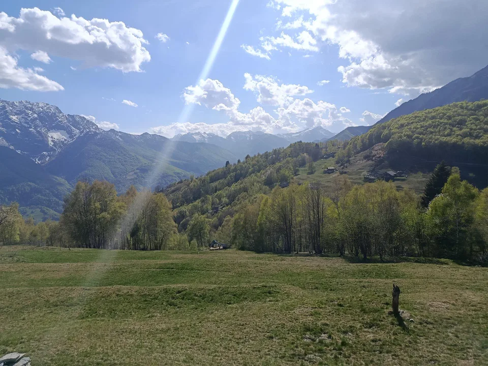 MONTI DI COMINO-Rustico mit genehmigter Baubewilligung zur Renovation