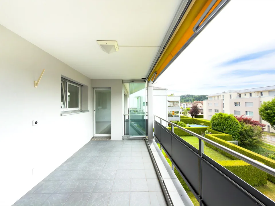 Freundliche Wohnung mit grossen Fenstern