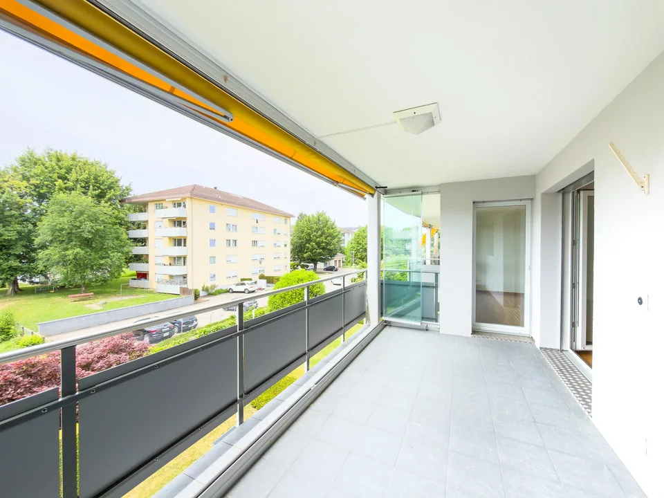 Freundliche Wohnung mit grossen Fenstern
