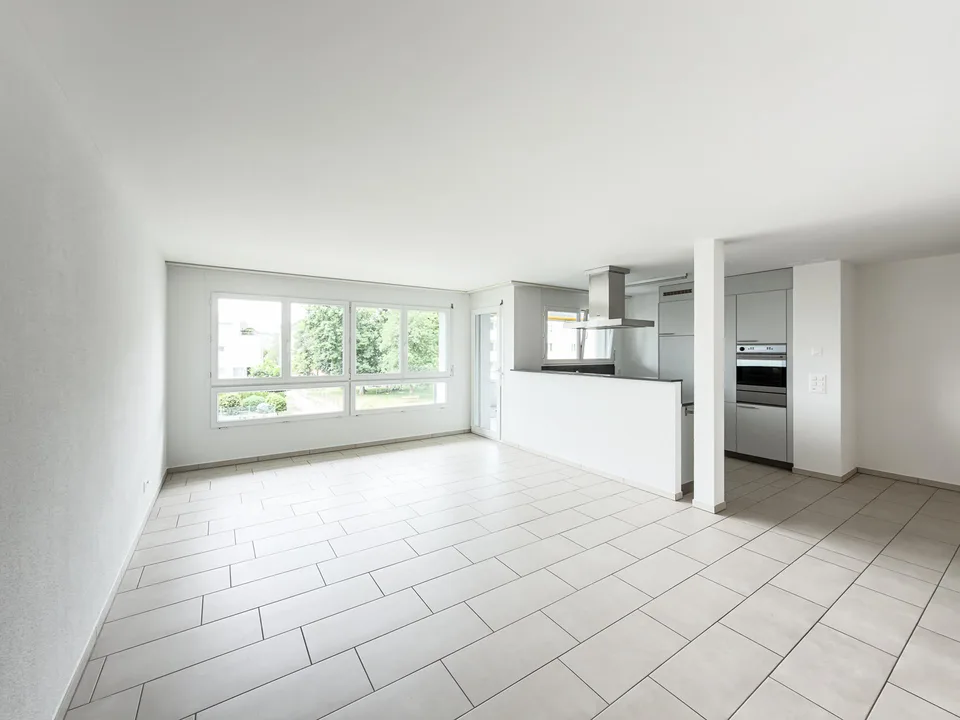 Freundliche Wohnung mit grossen Fenstern