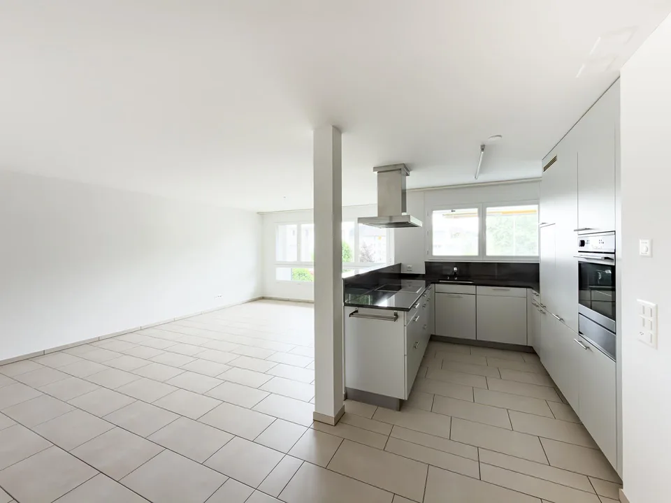 Freundliche Wohnung mit grossen Fenstern