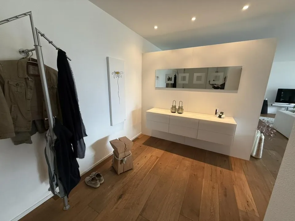 Lichtdurchflutete Terrassenwohnung mit Seeblick