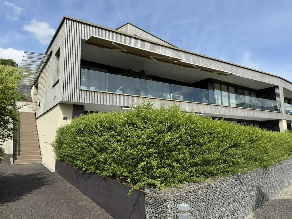 Lichtdurchflutete Terrassenwohnung mit Seeblick