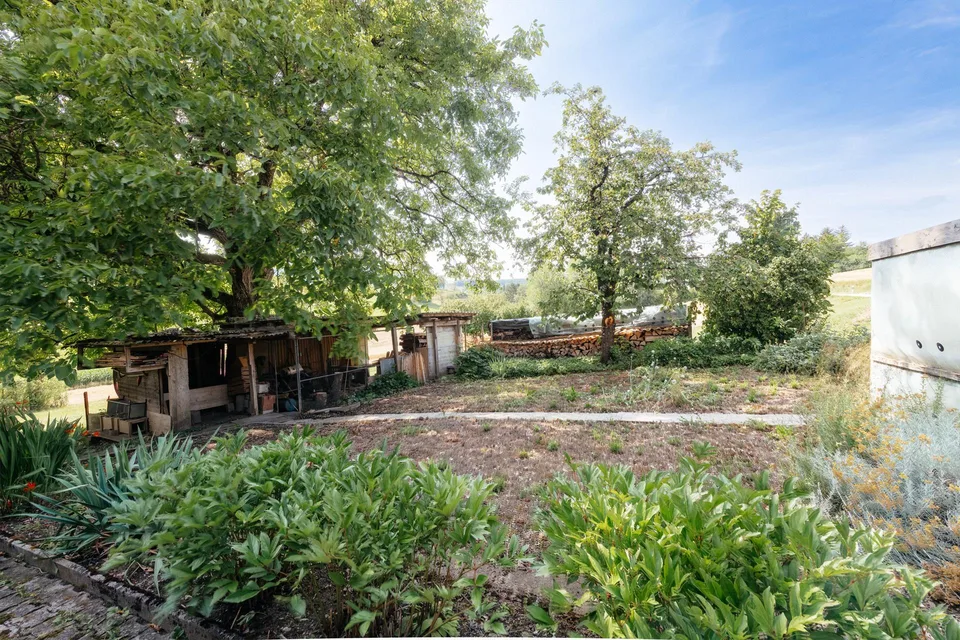 Zweifamilienhaus mit Anbau und Waldgrundstück