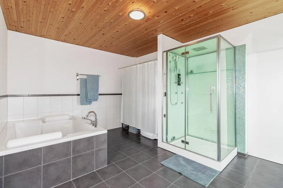 Charaktervolles 4.5-Zimmer-Architektenhaus - Moderne Holzarchitektu... – photo 13 sur 15