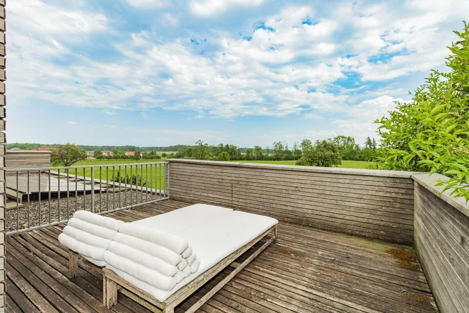 Charaktervolles 4.5-Zimmer-Architektenhaus - Moderne Holzarchitektu... – photo 14 sur 15