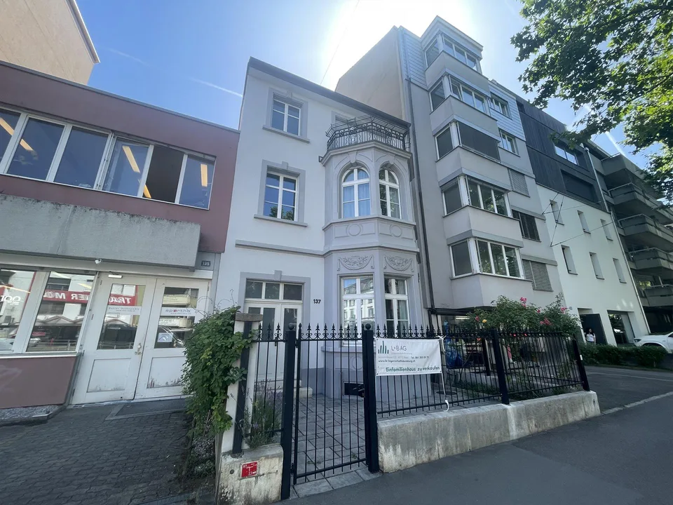 Basler Stadthaus mit 6.5-Zimmer, 2 Terrassen und Innenhof / Grossbasel