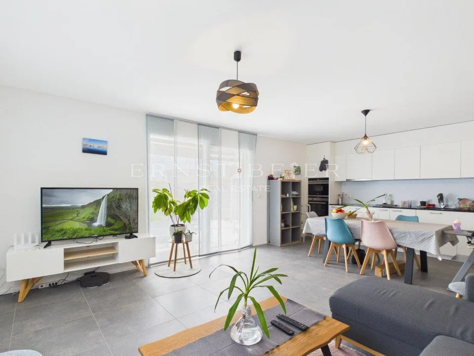 Appartement 3.5 pièces, jardin privatif et vue dégagée sur les mont...