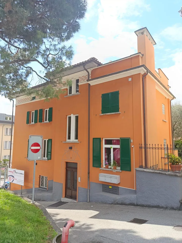 Casa tipica a reddito nel cuore di Muralto – 2 negozi e 3 appartamenti