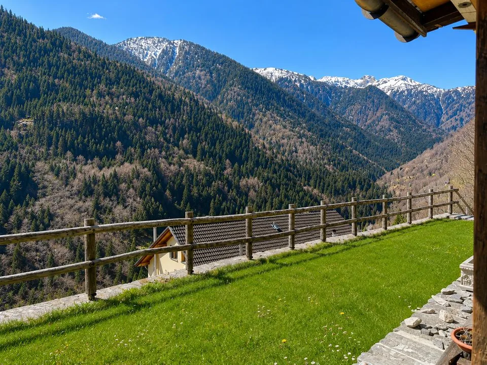 VALLE ONSERNONE - VOCAGLIA | APPARTEMENT CHARMANT DANS UNE MAISON BIFAMILIALE RUSTIQUE AVEC GROTTINO ET JARDIN PANORAMIQUE