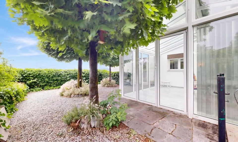 Casa bifamiliare soleggiata con giardino d'inverno e vista panoramica