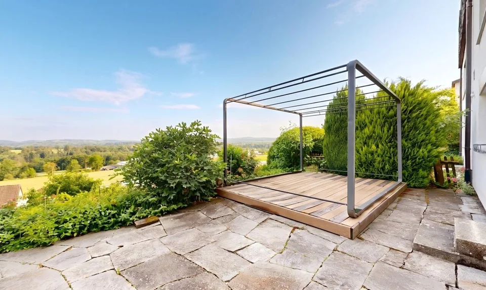 Casa bifamiliare soleggiata con giardino d'inverno e vista panoramica