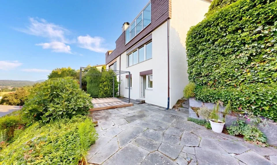 Sonniges Doppeleinfamilienhaus mit Wintergarten und Weitsicht