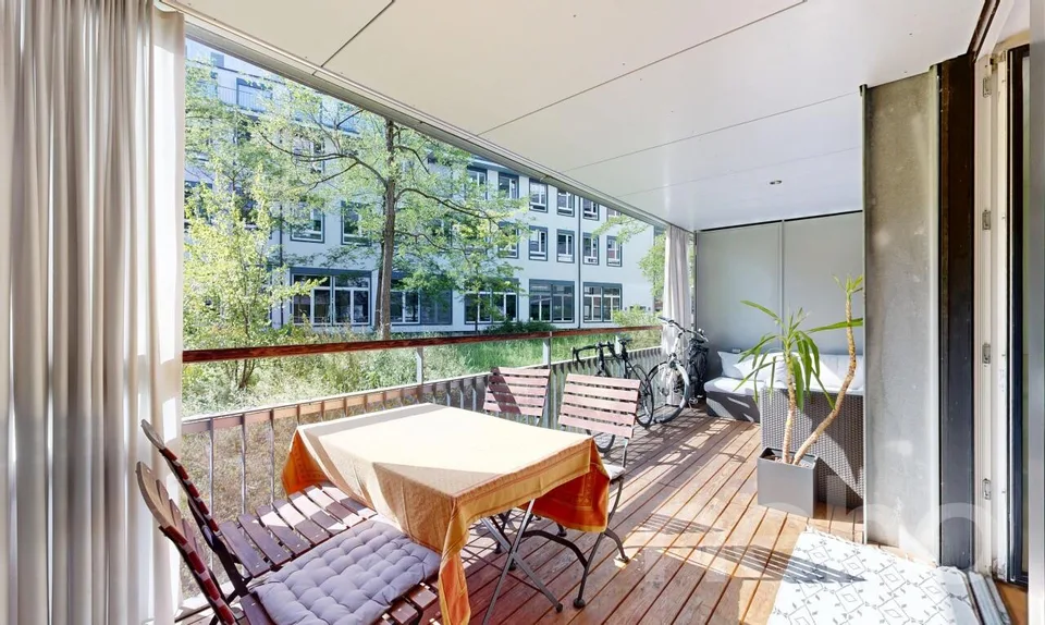 3 minuti dalla stazione. Ampia maisonette con 2 balconi