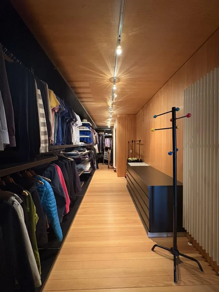 Casa di design in legno immersa nel verde – Foto 26 von 30