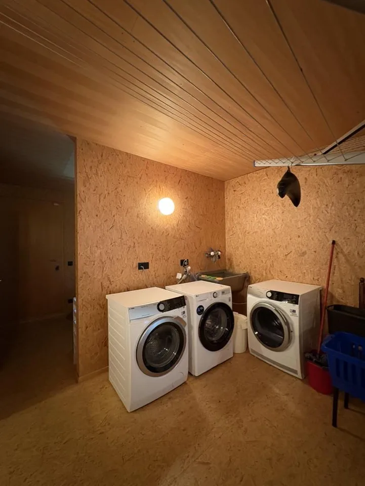 Casa di design in legno immersa nel verde – Foto 24 von 30