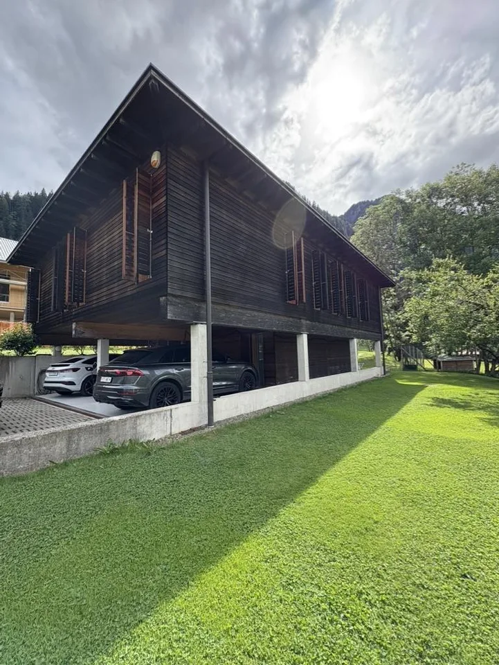 Casa di design in legno immersa nel verde