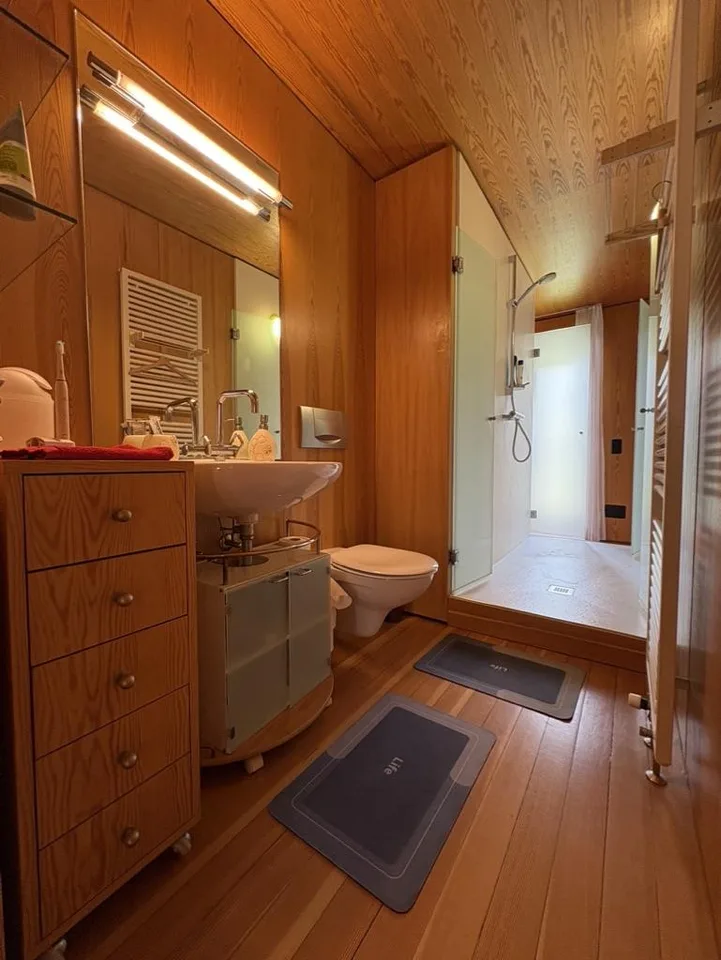 Casa di design in legno immersa nel verde – Foto 18 von 30