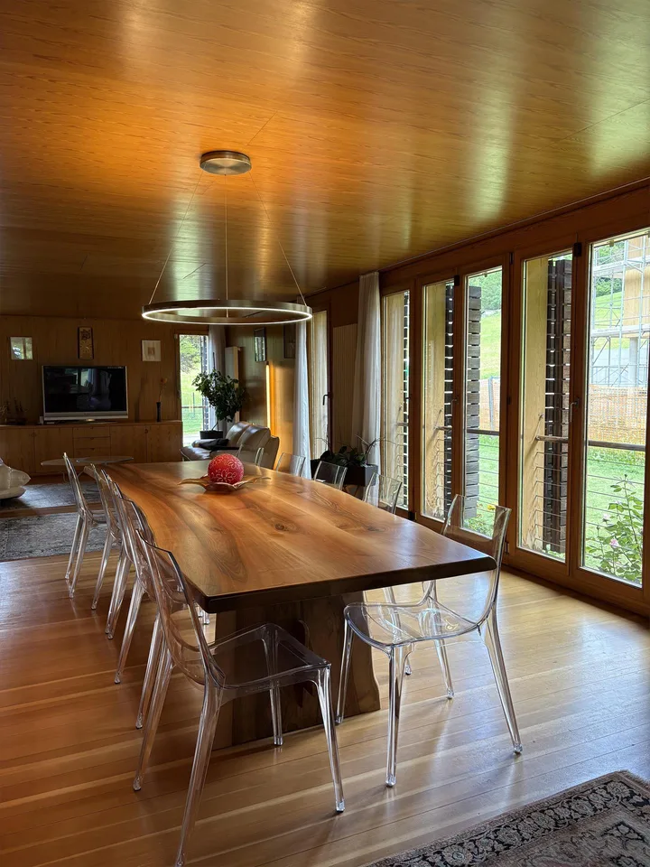 Casa di design in legno immersa nel verde