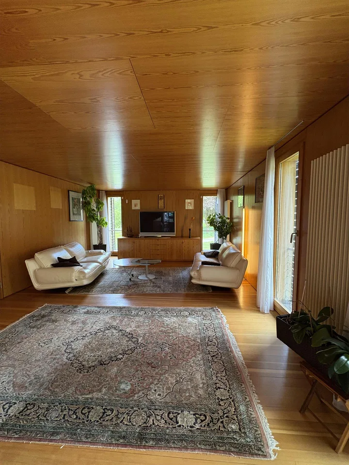 Casa di design in legno immersa nel verde